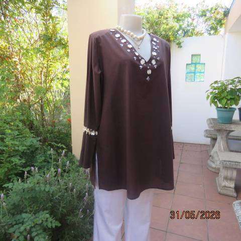 Marks & Spencer dark brown cotton V-neck slip-over top with shell circle decoration, size 44