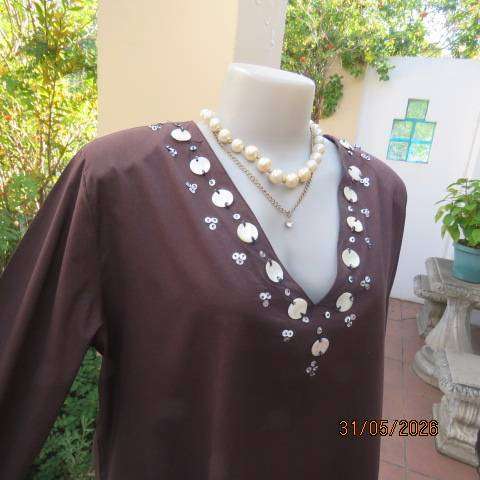 Marks & Spencer dark brown cotton V-neck slip-over top with shell circle decoration, size 44