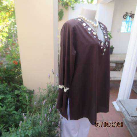 Marks & Spencer dark brown cotton V-neck slip-over top with shell circle decoration, size 44