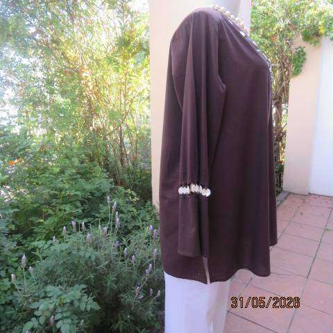 Marks & Spencer dark brown cotton V-neck slip-over top with shell circle decoration, size 44