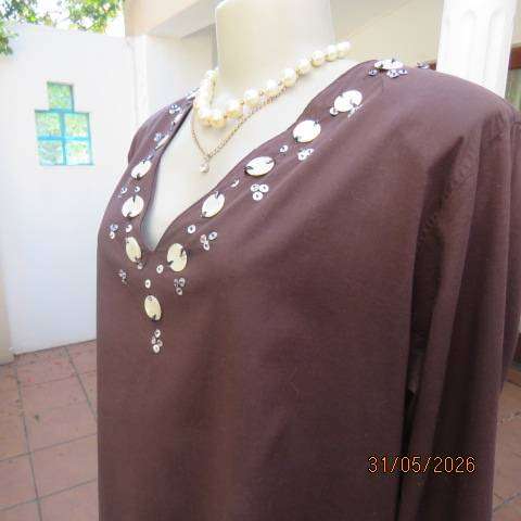 Marks & Spencer dark brown cotton V-neck slip-over top with shell circle decoration, size 44