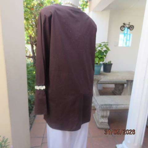 Marks & Spencer dark brown cotton V-neck slip-over top with shell circle decoration, size 44