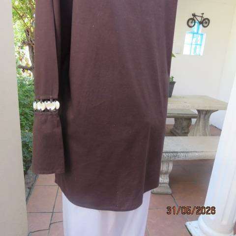 Marks & Spencer dark brown cotton V-neck slip-over top with shell circle decoration, size 44