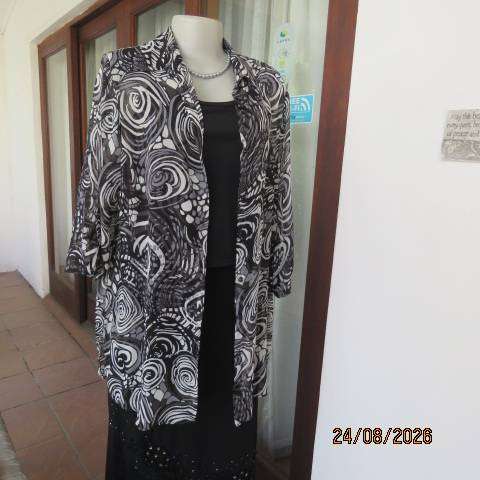 WOOLWORTHS sheer polyester short sleeve button-down top in white black grey print size 40
