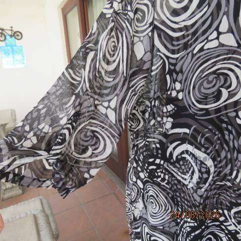 WOOLWORTHS sheer polyester short sleeve button-down top in white black grey print size 40