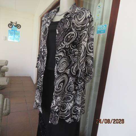 WOOLWORTHS sheer polyester short sleeve button-down top in white black grey print size 40