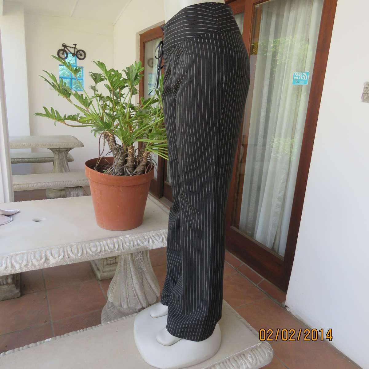 Smart black-white pinstripe bootcut polyester pants size 34. Yoked waistband with braiding. As new.