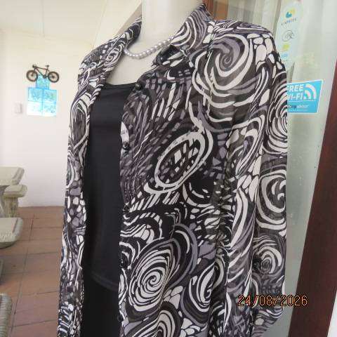WOOLWORTHS sheer polyester short sleeve button-down top in white black grey print size 40