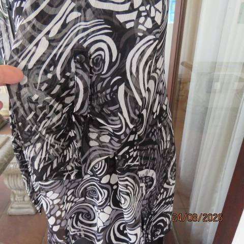 WOOLWORTHS sheer polyester short sleeve button-down top in white black grey print size 40