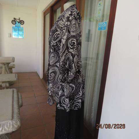 WOOLWORTHS sheer polyester short sleeve button-down top in white black grey print size 40