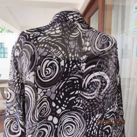 WOOLWORTHS sheer polyester short sleeve button-down top in white black grey print size 40