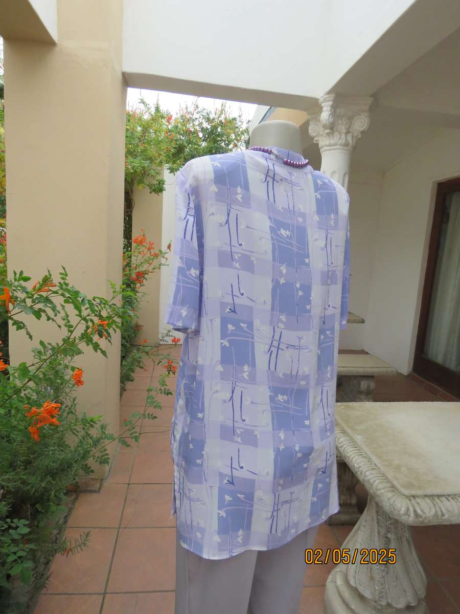GEE WIZ collarless V neck button down lilac colour blocked short sleeve top. Size 42