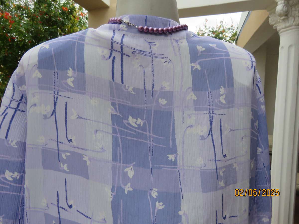 GEE WIZ collarless V neck button down lilac colour blocked short sleeve top. Size 42