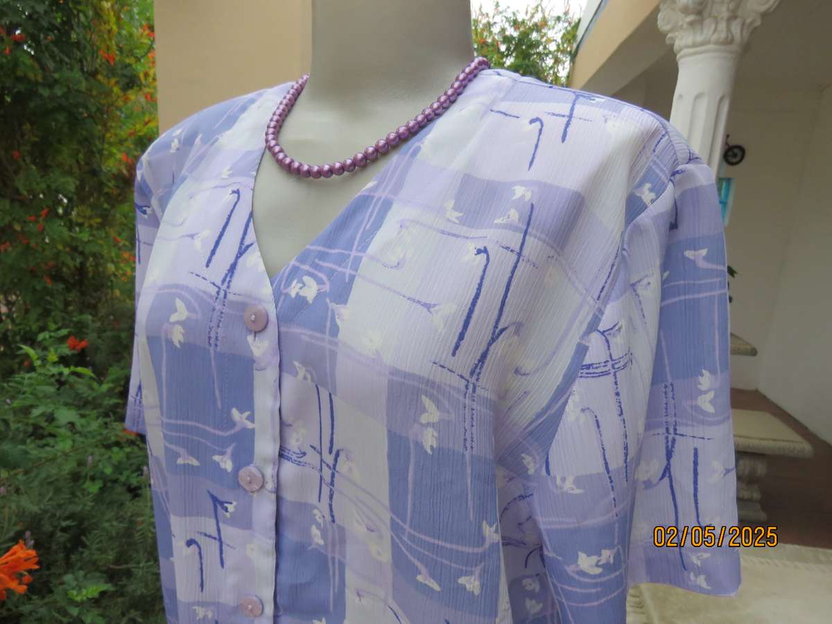 GEE WIZ collarless V neck button down lilac colour blocked short sleeve top. Size 42