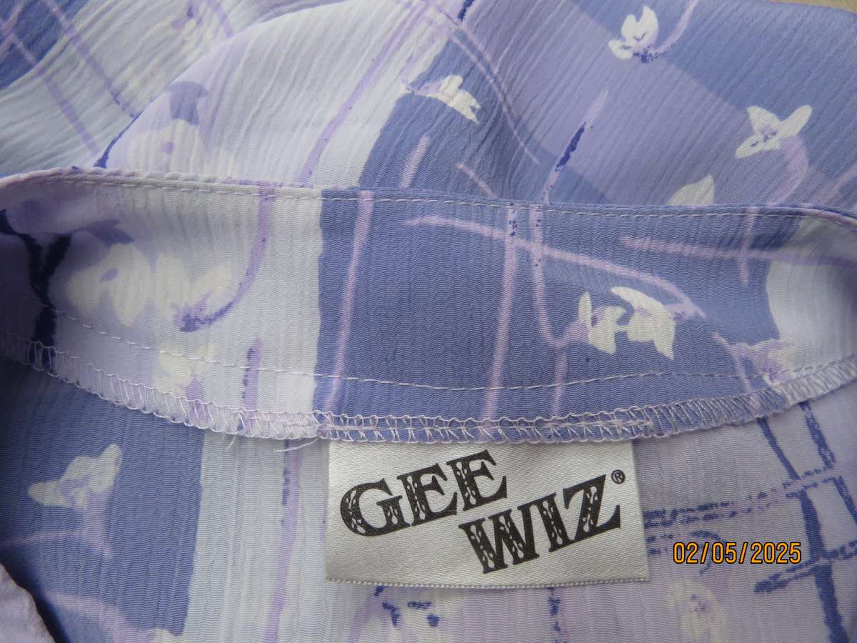 GEE WIZ collarless V neck button down lilac colour blocked short sleeve top. Size 42