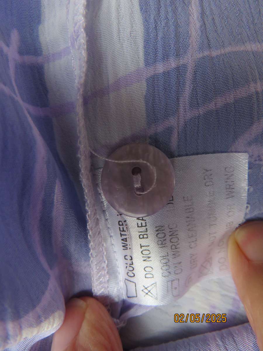 GEE WIZ collarless V neck button down lilac colour blocked short sleeve top. Size 42