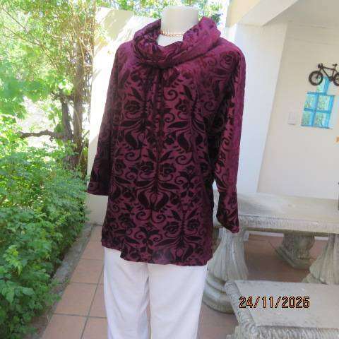 TRUWORTHS mulberry colour polyester stretch top with velvet embossed flowers. Size 40