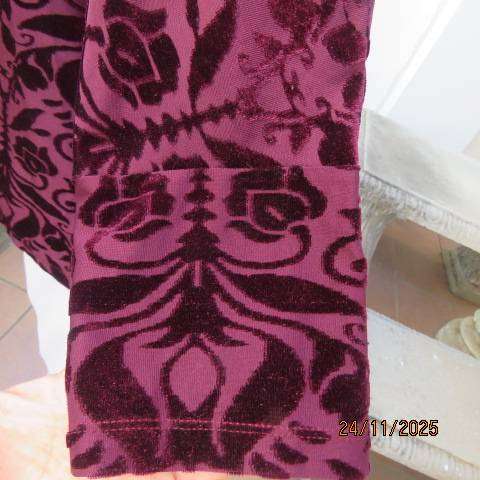 TRUWORTHS mulberry colour polyester stretch top with velvet embossed flowers. Size 40