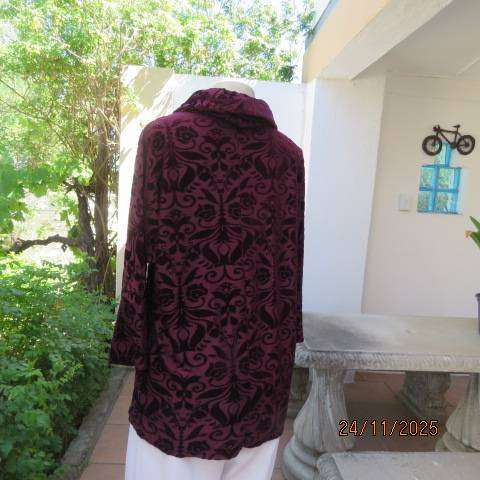 TRUWORTHS mulberry colour polyester stretch top with velvet embossed flowers. Size 40