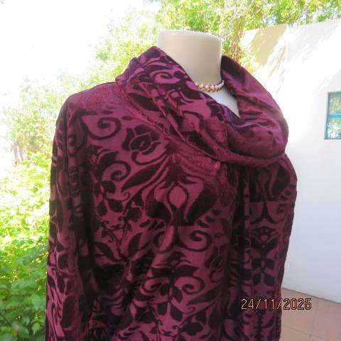 TRUWORTHS mulberry colour polyester stretch top with velvet embossed flowers. Size 40