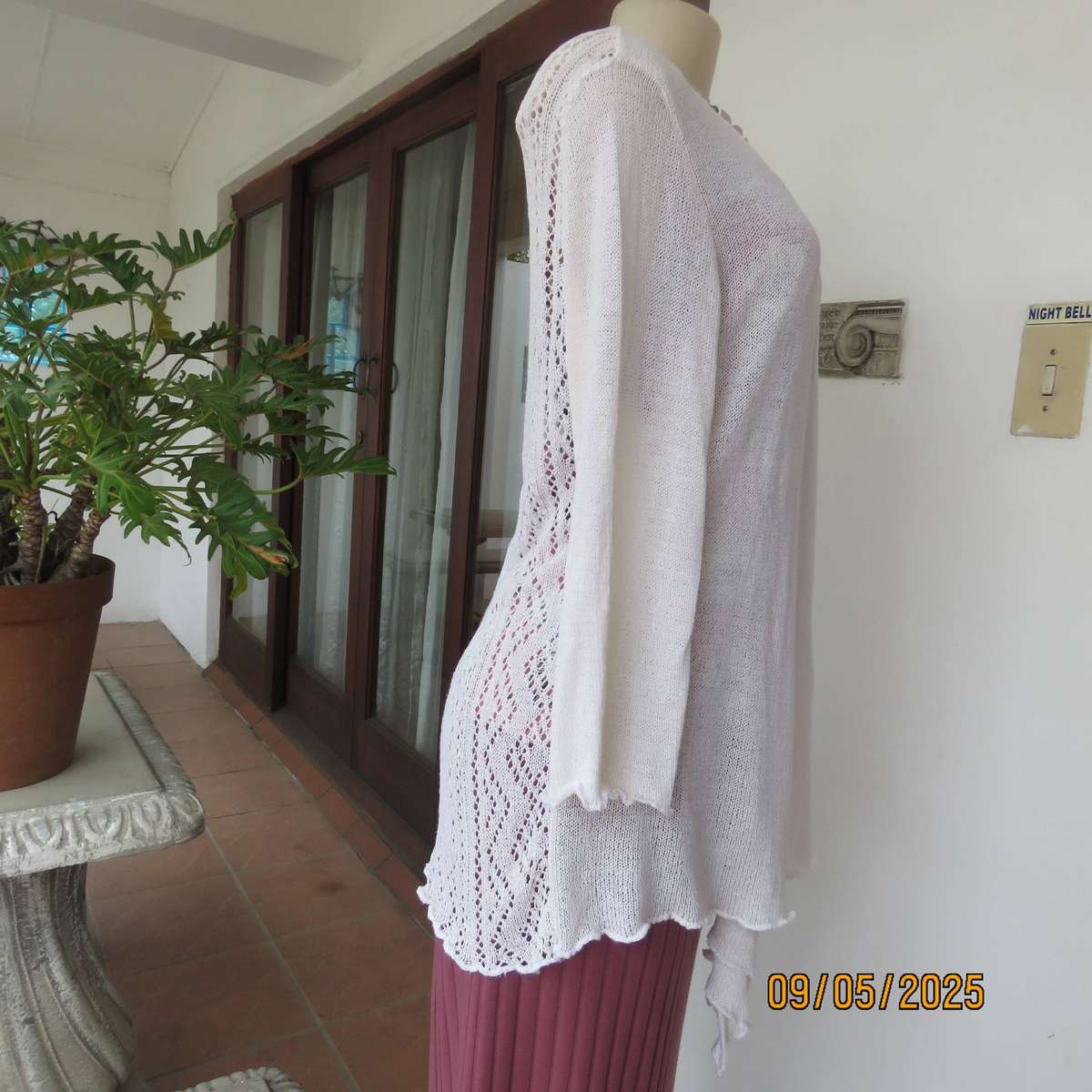 Cream acrylic knit waterfall style open front cardigan. Lace stitch back. Size 44