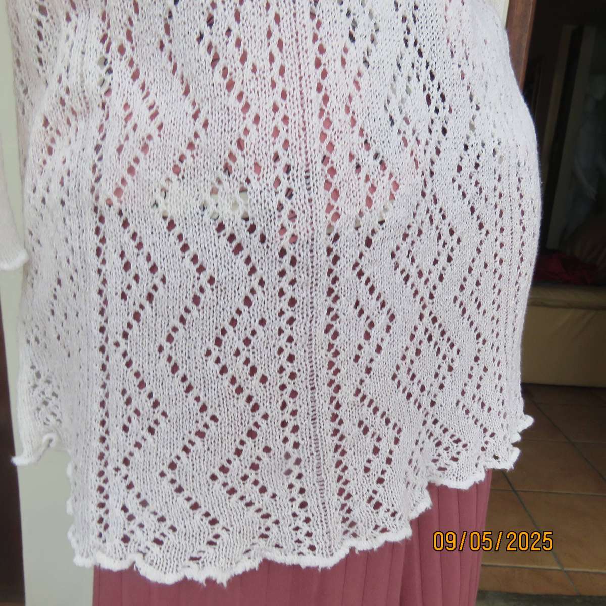 Cream acrylic knit waterfall style open front cardigan. Lace stitch back. Size 44