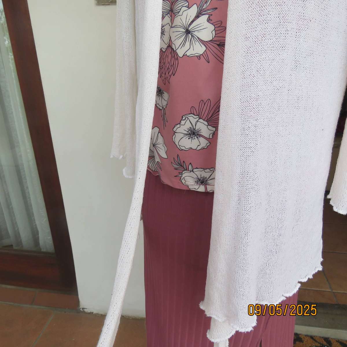 Cream acrylic knit waterfall style open front cardigan. Lace stitch back. Size 44