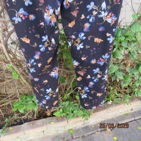 DONNA black stretch polyester skinny pants with blue and crimson floral print, size 46