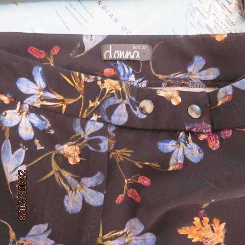 DONNA black stretch polyester skinny pants with blue and crimson floral print, size 46