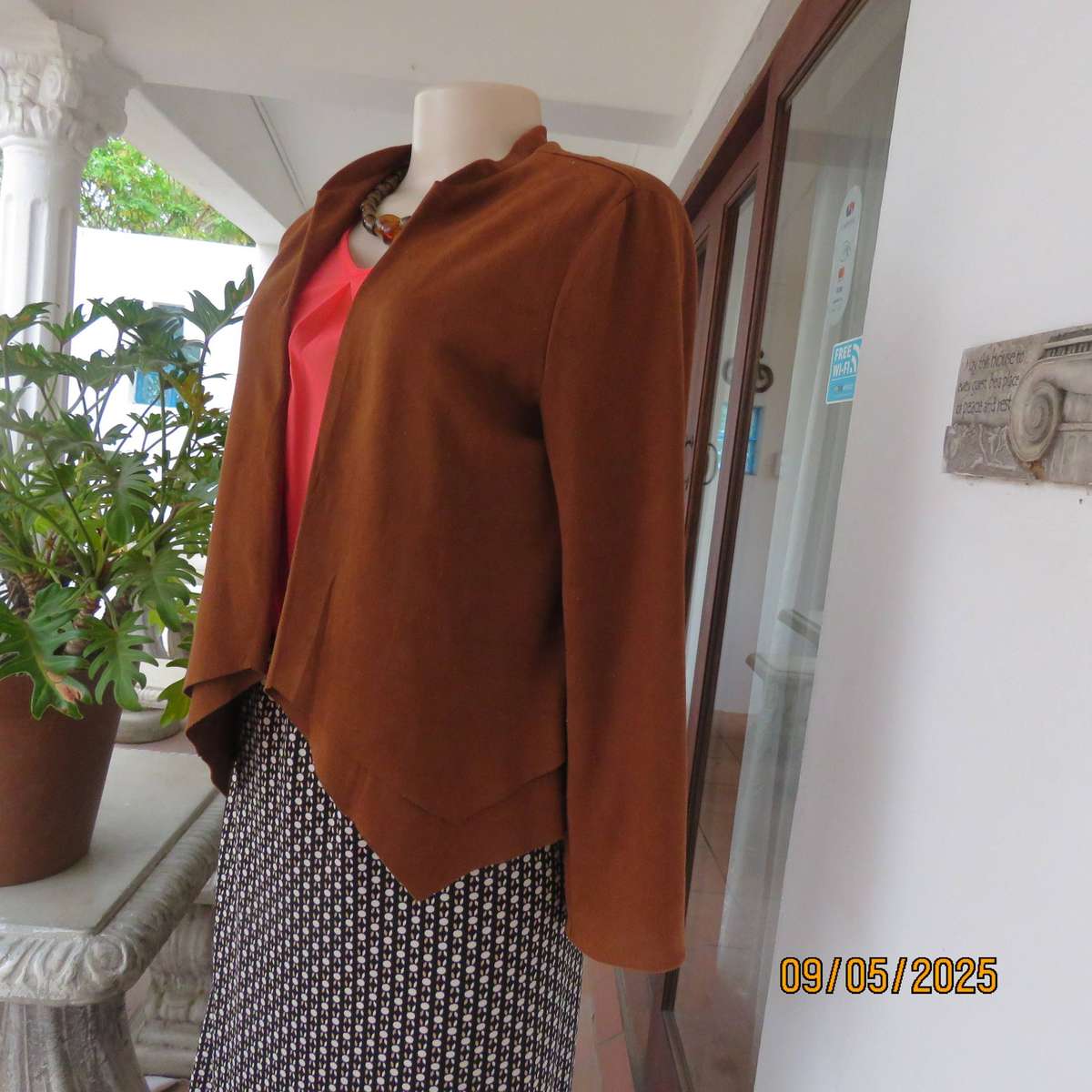 VOGUE Fashion golden brown suede look open cropped jacket size 36.