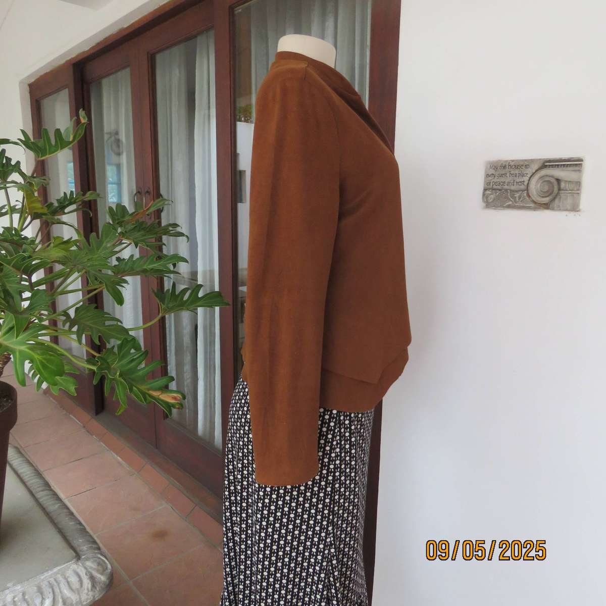 VOGUE Fashion golden brown suede look open cropped jacket size 36.