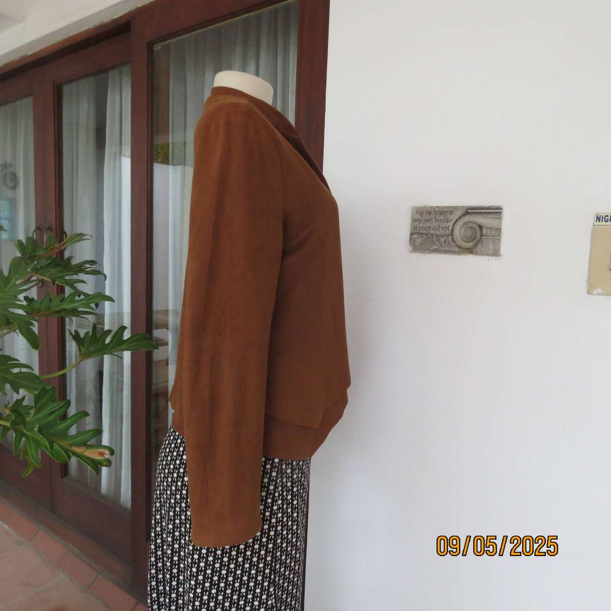 VOGUE Fashion golden brown suede look open cropped jacket size 36.