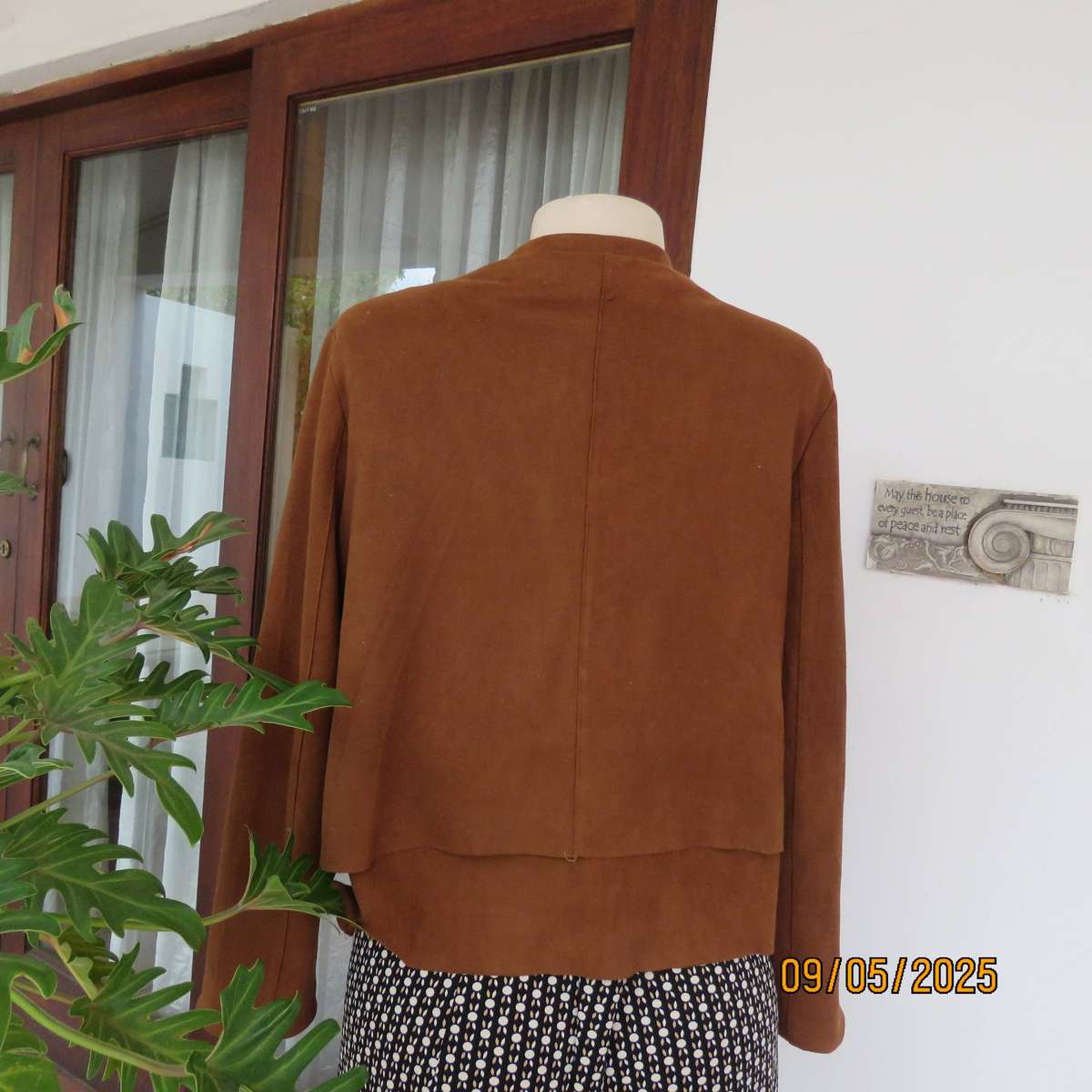 VOGUE Fashion golden brown suede look open cropped jacket size 36.