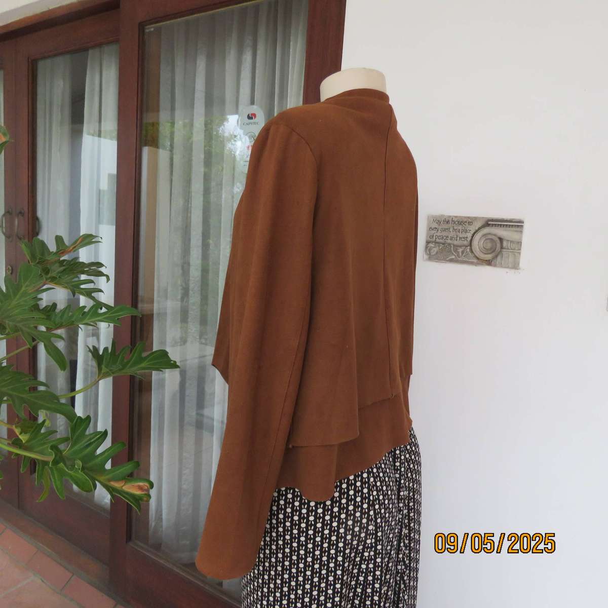 VOGUE Fashion golden brown suede look open cropped jacket size 36.