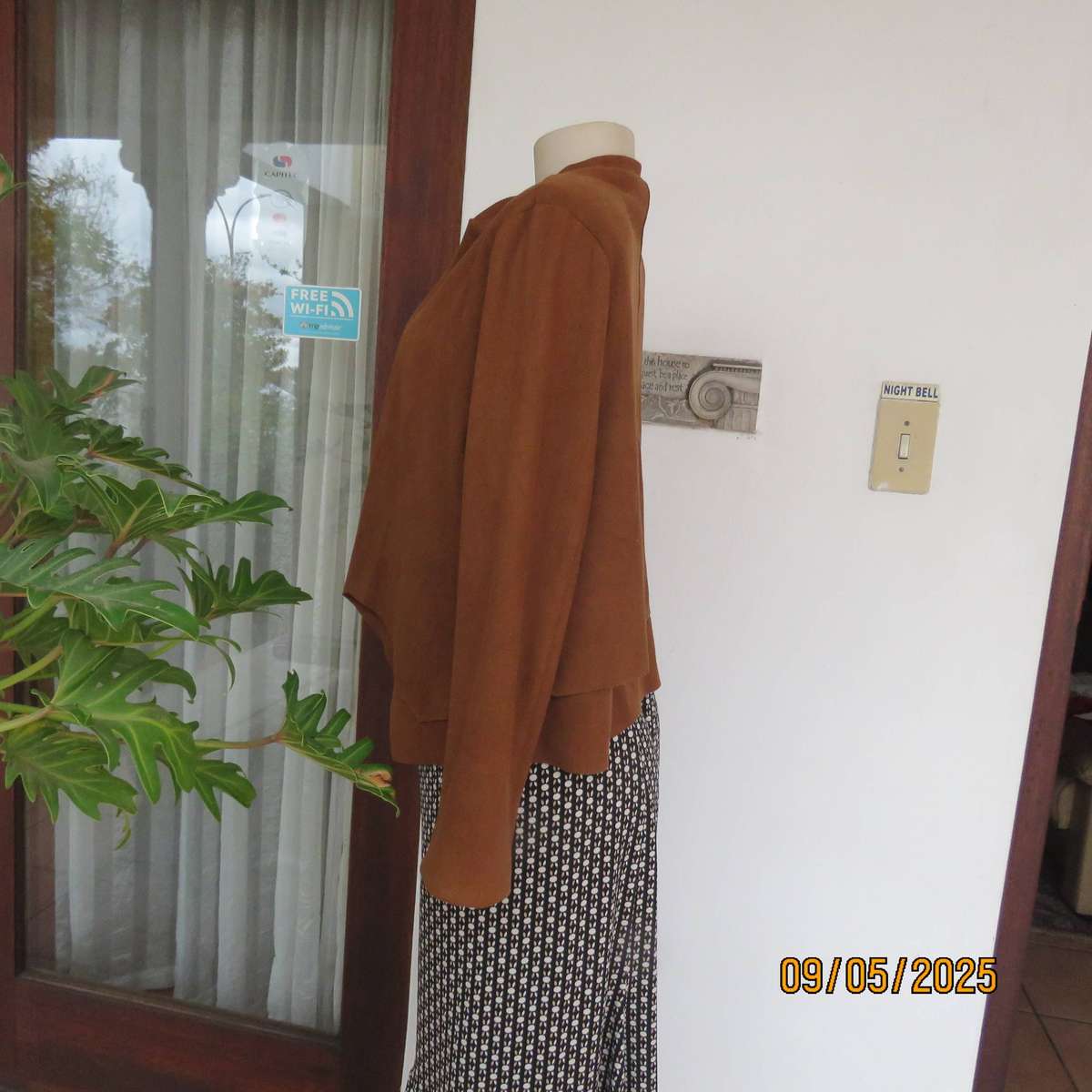 VOGUE Fashion golden brown suede look open cropped jacket size 36.