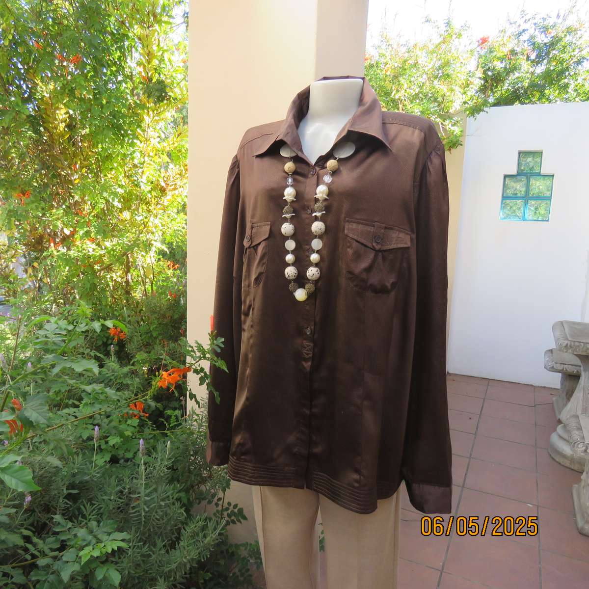 KAELYN MAX Los Angeles brown long sleeve silky stretch polyester top with gold glam twirls. Size 50