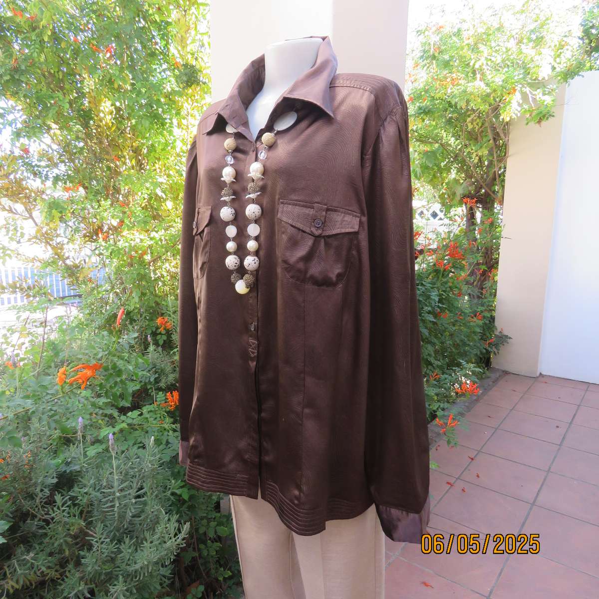 KAELYN MAX Los Angeles brown long sleeve silky stretch polyester top with gold glam twirls. Size 50