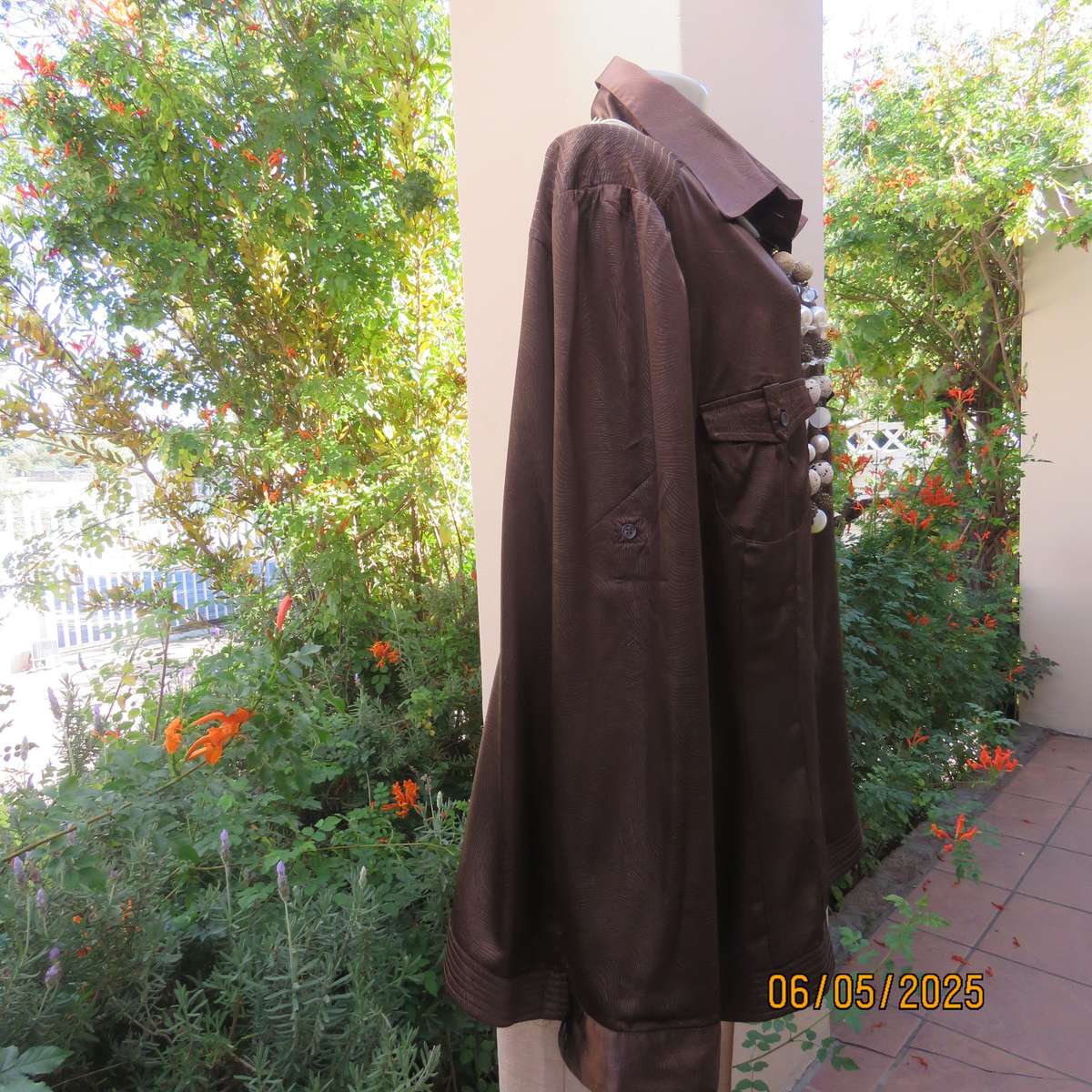 KAELYN MAX Los Angeles brown long sleeve silky stretch polyester top with gold glam twirls. Size 50