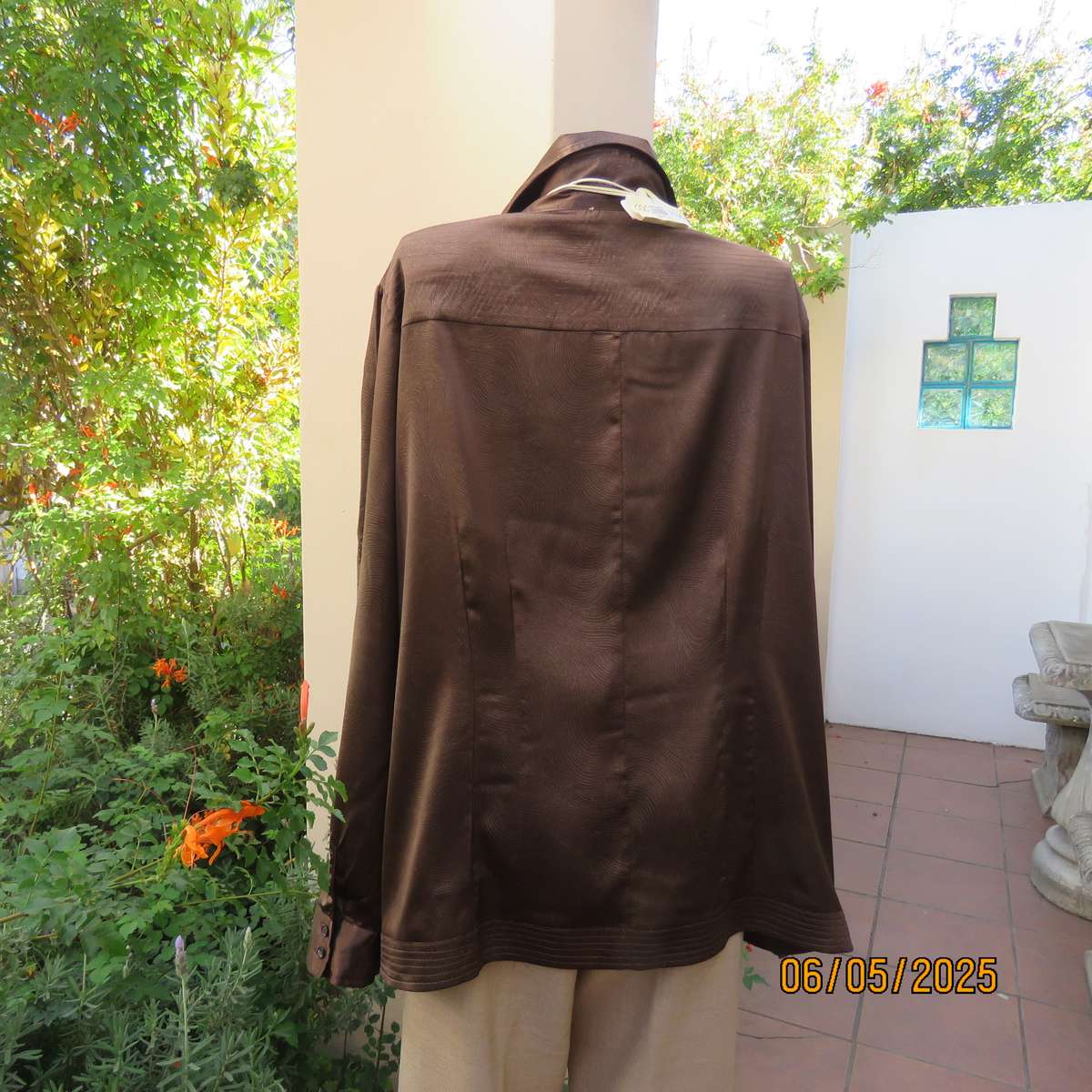 KAELYN MAX Los Angeles brown long sleeve silky stretch polyester top with gold glam twirls. Size 50