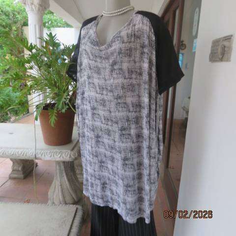 OR oversized black-white print long top in poly-viscose stretch. Sheer black inlays. Size 48-50