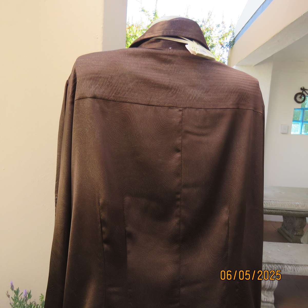 KAELYN MAX Los Angeles brown long sleeve silky stretch polyester top with gold glam twirls. Size 50