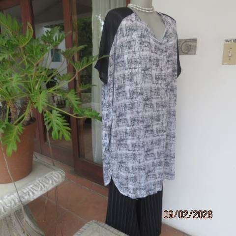 OR oversized black-white print long top in poly-viscose stretch. Sheer black inlays. Size 48-50
