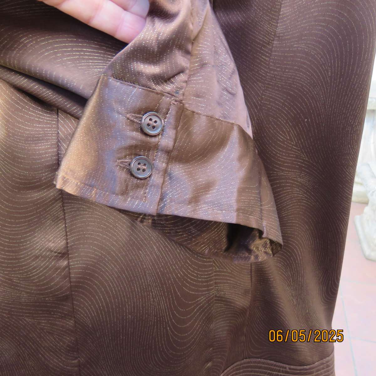 KAELYN MAX Los Angeles brown long sleeve silky stretch polyester top with gold glam twirls. Size 50