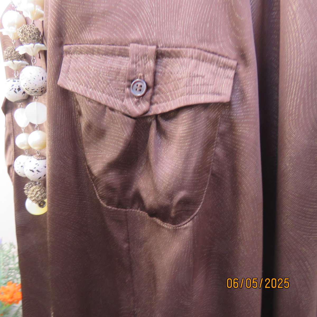 KAELYN MAX Los Angeles brown long sleeve silky stretch polyester top with gold glam twirls. Size 50