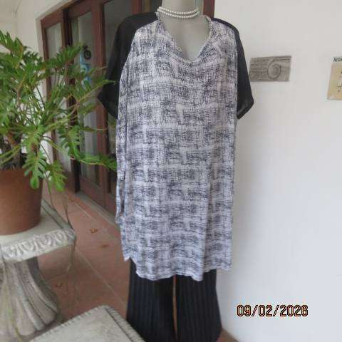 OR oversized black-white print long top in poly-viscose stretch. Sheer black inlays. Size 48-50