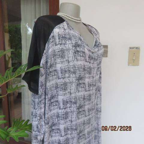 OR oversized black-white print long top in poly-viscose stretch. Sheer black inlays. Size 48-50