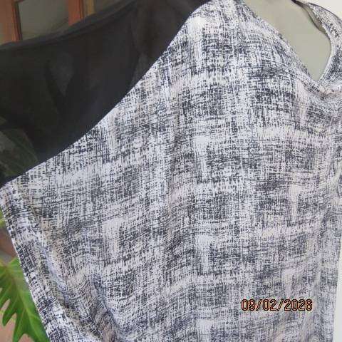 OR oversized black-white print long top in poly-viscose stretch. Sheer black inlays. Size 48-50