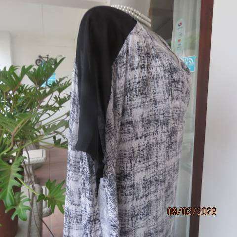 OR oversized black-white print long top in poly-viscose stretch. Sheer black inlays. Size 48-50
