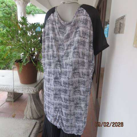OR oversized black-white print long top in poly-viscose stretch. Sheer black inlays. Size 48-50