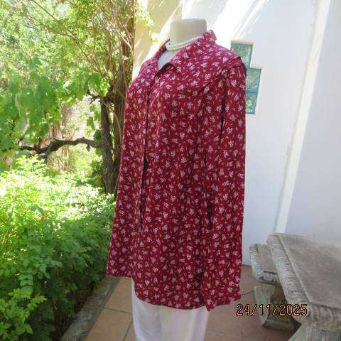 Maroon with tiny white floral print button down long sleeve shirt in viscose. Size 46